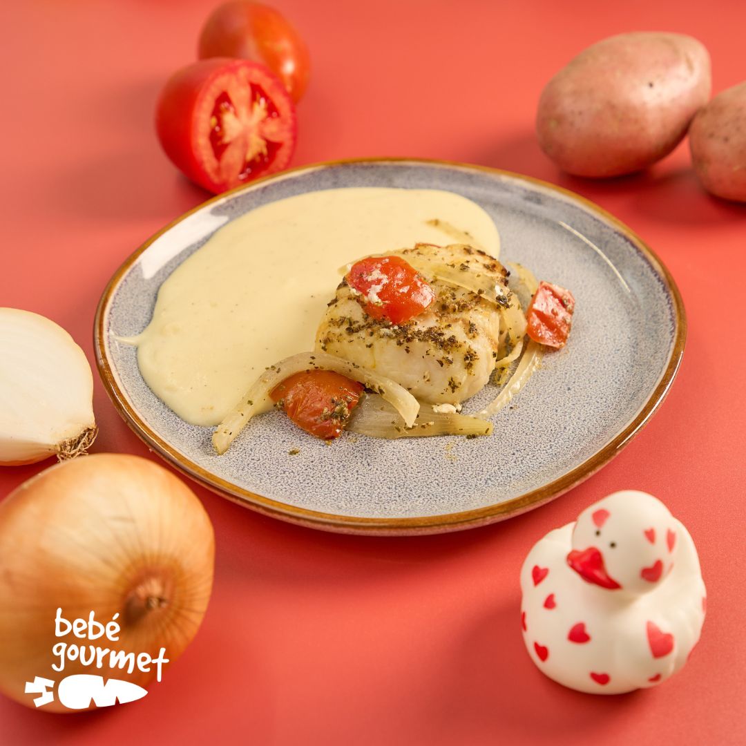 Filete de Pescada Assada em Cebolada com Puré de Batata ( 12+)